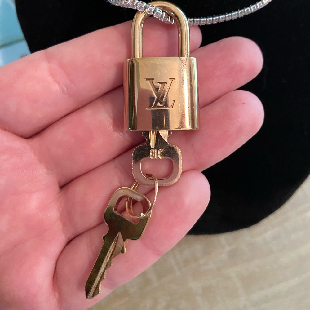 Louis Vuitton Lock & Key #318 w/ 2 keys - Picture 2 of 3
